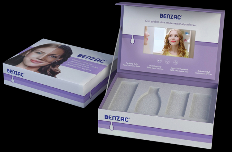 Fabrication PLV vidéo, brochures vidéo in print, plaquettes vidéopaper, classeurs multimédia avec écran LCD et coffrets appels d'offre avec écran LCB
	carton sur mesure : notre équipe de designers à votre disposition Avec notre studio de création PAO 
	composé de graphistes et de designers, nous vous proposons un service de fabrication sur-mesure de grande qualité. 
	A l’aide de prototypes en images de synthèse, nous travaillons avec vous afin de finaliser votre projet et de vous 
	offrir la solution PLV carton intégrant des écrans LCD, coffrets d'appels d'offre multimédia, autres présentoir et affichage vidéo in print. 
	Alors n’hésitez plus et faites appel à nous ! Fabricant en france brochures video-in-print,conception Française plv video,réalisation plaquettes video in print,plv carton imprimé écran LCD,
	plv vidéo carton imprimé,classeurs imprimés vidéo in print, presentoir publicite sur le Lieu de Vente,Merchandising multimédia,
	design graphique,signal&eacute;tique immobili&egrave;re,plv de comptoir video in print,plv de sol avec écran LCD,chevalet dynamique LCD,video in print,plaquette multim&eacute;dia