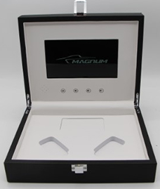 Fabrication brochures video in print intégration module multim&eacute;dia extra-plat avec écran LCD,
	Cr&eacute;ation et r&eacute;alisation de supports de communication multim&eacute;dias avec int&eacute;gration d'&eacute;crans vid&eacute;o extra-plats. 
	Fabrication et int&eacute;gration video in print. Marketing multisensoriels. Fabricant Français Plaquettes video in print, PLV vide4print, 
	Chevalets avec écran LCD inter-actif, Stop-rayon personnalisés video in print, Packaging et coffrets video-in-print.